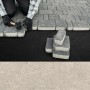 Verlegung von Pflastersteinen auf KARAT Unkrautvlies Ground Control, 50 g/m², schwarz.