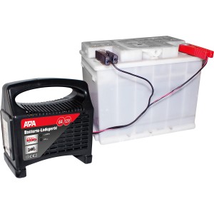 APA Batterieladegerät 6A 12V mit angeschlossener Autobatterie.