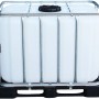 IBC Tank 600 l auf Kunststoffpalette, umgeben von Stahlrohrrahmen. Regentonnen für Garten.