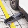 Grauer Rangierwagenheber RWH-2500 B 2,5 t unter einem Auto für Reparatur und Wartung.