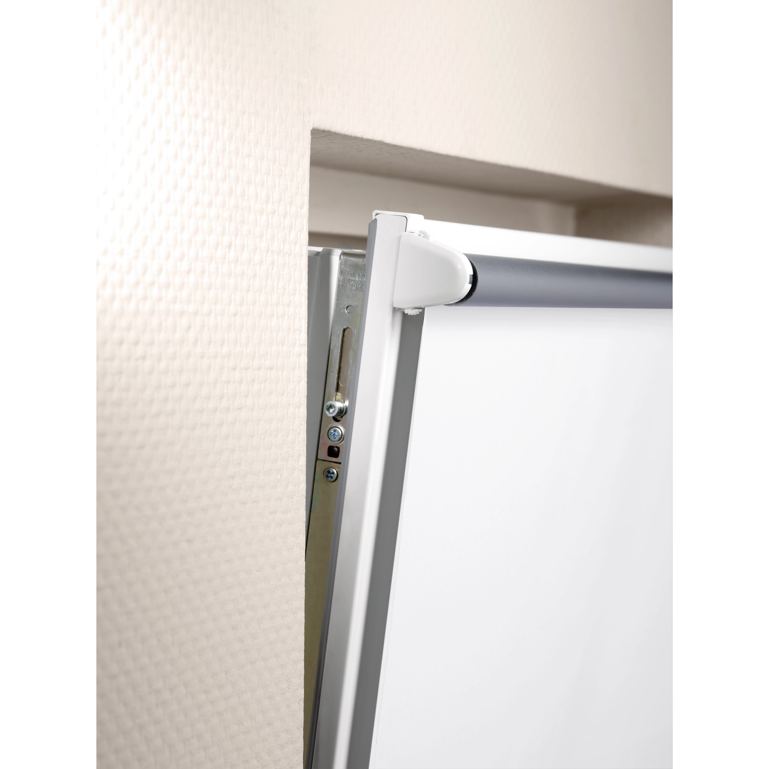 Detailaufnahme: Weißes Thermostopp-Seitenzug-Rollo (150x60 cm) mit Easyfix-System zur Montage ohne Bohren.