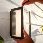 Montage der schwarzen Philips Hue Impress LED-Wandleuchte für den Außenbereich.