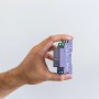 Graues Shelly Relaismodul Pro 2 mit 2 Kanälen und 25 A in einer Hand, geeignet für die Hausautomation.