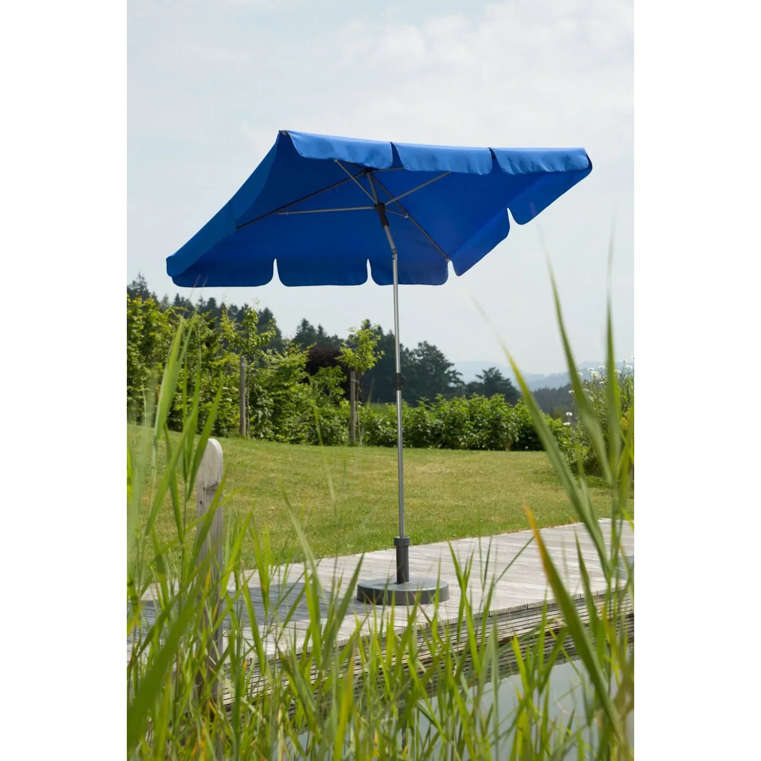 Schneider Balkonschirm Locarno, 180x120 cm, Royalblau mit Push-Up Mechanik im Garten.