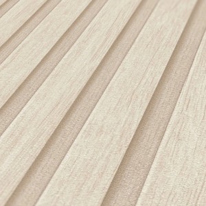 Beige Tadessi Vliestapete mit diagonalen Streifen und subtiler Wellenstruktur. Dekorative Wandtapete.