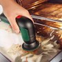 Bosch Universal Brush mit Küchen-Scheuerpad im Einsatz zur Reinigung eines Backofens.