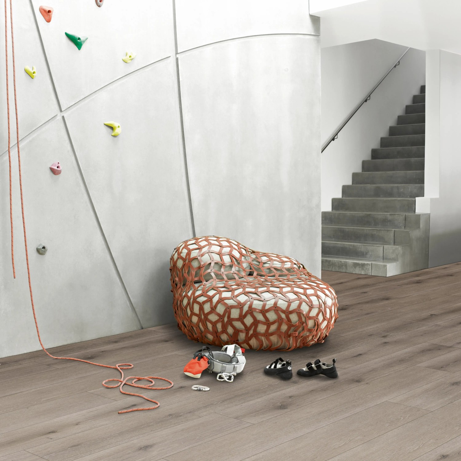 Parador Designboden Modular One Eiche Urban Grau gekälkt im modernen Wohnraum mit Kletterwand und Treppe.
