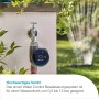 Gardena Smart Water Control Bewässerungscomputer am Wasserhahn mit laufendem Rasensprenger.