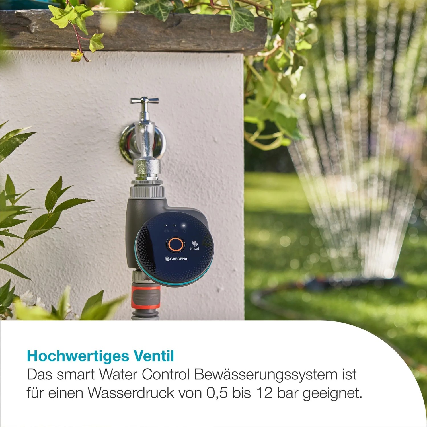 Gardena Smart Water Control Bewässerungscomputer am Wasserhahn mit laufendem Rasensprenger.