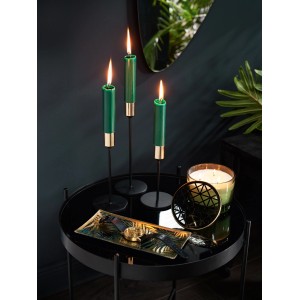 Grüne Duftkerze Dark Wonder mit goldenem Deckel auf einem Tisch. Kerzen & Teelichter.