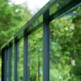 Detailansicht des Juliana Gewächshaus Compact 5 Anthrazit, Fokus auf Rahmen und Glas.