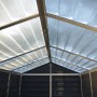 Innenansicht: Palram Canopia Gerätehaus Skylight, 121x90 cm, graue Polycarbonat-Paneele, Aluminiumrahmen.