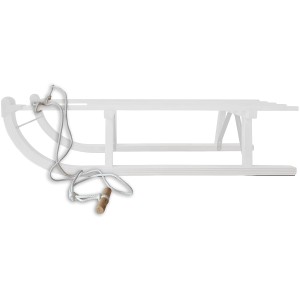 Rudisport Zugseil (120 cm) mit Holzgriff am weißen Schlitten befestigt.