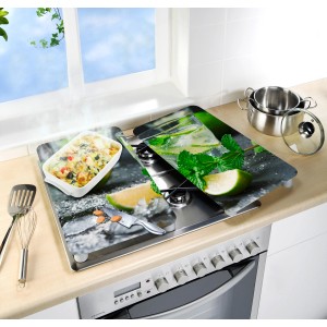 Wenko Herdabdeckplatten Mojito 2er Set auf Herd, mit Cocktail-Motiv und Speisen.