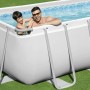 Bestway Stahlrahmenpool-Set: Rechteckiger Pool mit Vater und Sohn im Wasser.