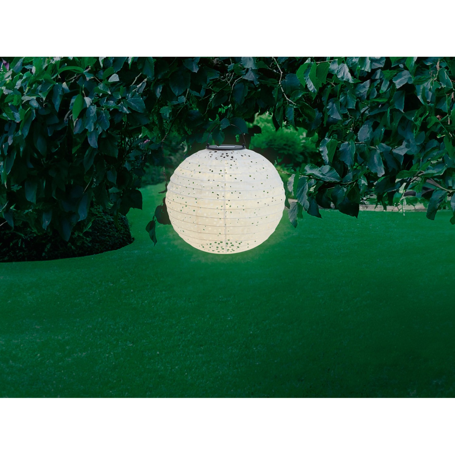 Leuchtende, weiße Solar-Dekoleuchte Pellaro in Lampionform, Ø 25 cm, hängt im Garten.