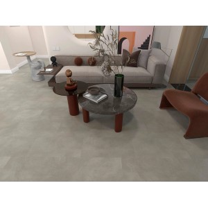 Verlegter Decoflooring Vinylboden Pula in Steinoptik, Fliesenmuster, 3,5 mm Klicksystem im Wohnraum.