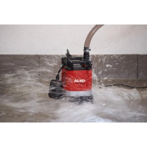 Al-Ko Klarwasser-Tauchpumpe Sub 12.000 DS Comfort im Einsatz, rot/schwarz, pumpt Wasser ab.