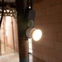 REV Ritter LED-Steckdosenstrahler, 10W, dimmbar, weiß, an einer Stange befestigt.