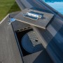 Gre Technikraum für Avantgarde Pools, Composite-Bauweise, mit geöffnetem Deckel und Pool im Hintergrund.