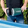 metabo Akku-Tauchpumpe TPF 18 LTX 2200 am Pool, zur Gartenbewässerung.