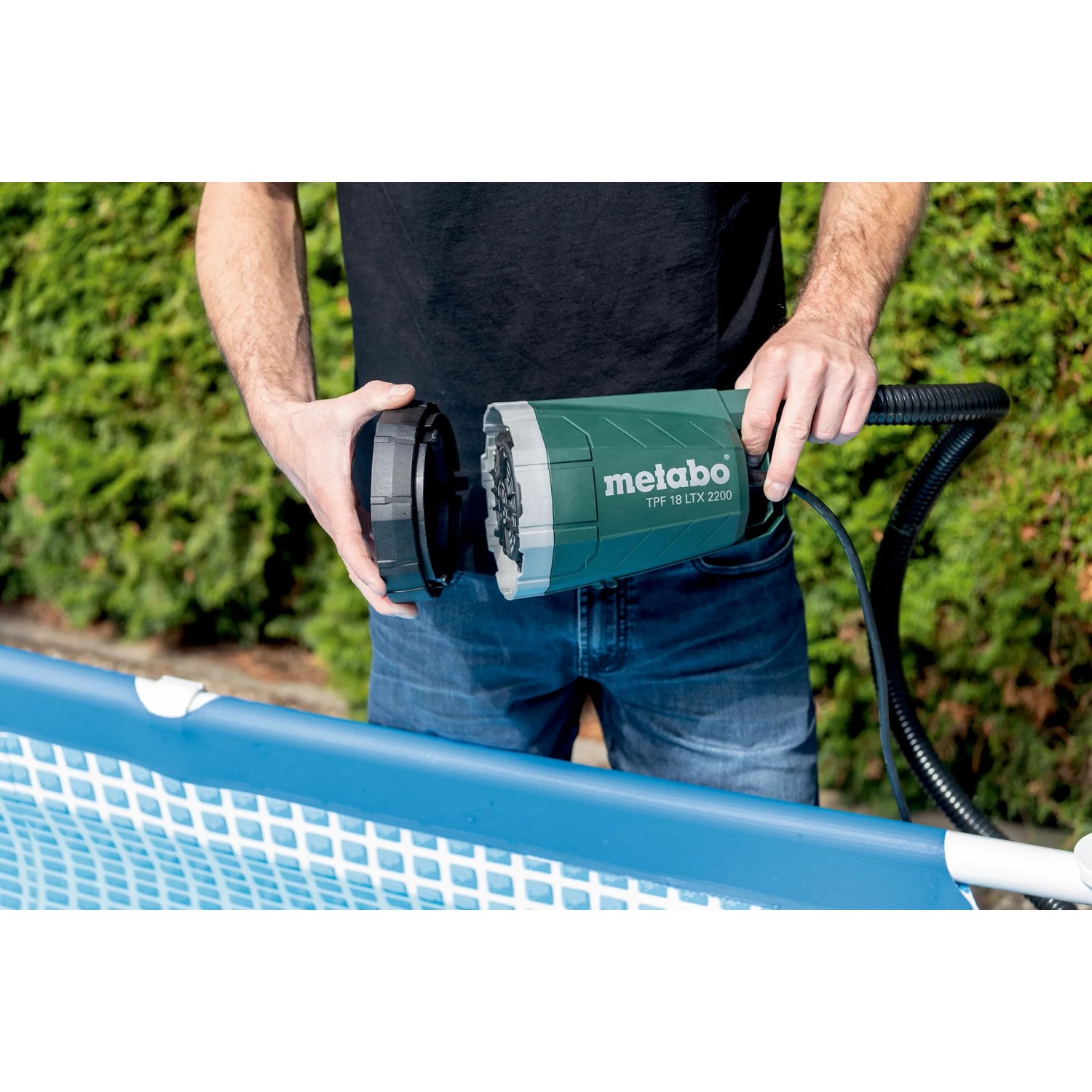 metabo Akku-Tauchpumpe TPF 18 LTX 2200 am Pool, zur Gartenbewässerung.