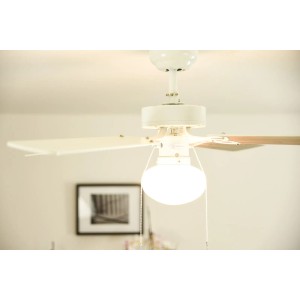 Weißer Westinghouse Deckenventilator Vegas 105 cm mit Beleuchtung und Zugschnur.