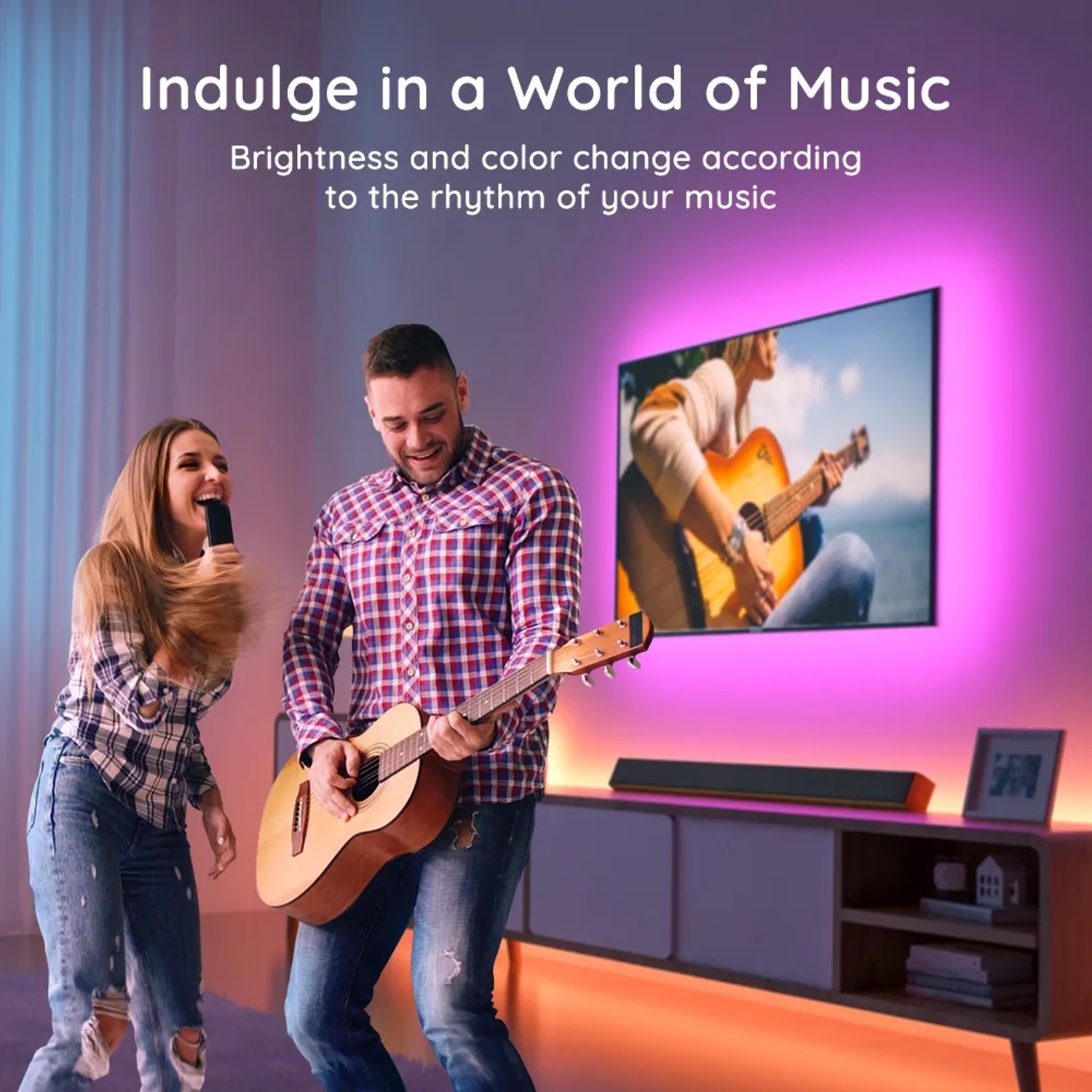 Govee TV LED Hintergrundbeleuchtung H6179: Paar musiziert vor TV mit LED-Streifen.