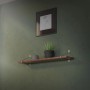 Regal mit silbernen ML-Design Haarnadel-Regalhalterungen (4er-Set) an grüner Wand.