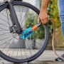 Gardena Cleansystem Fahrradbürste in Aktion: Fahrradreinigung mit Wasseranschluss.
