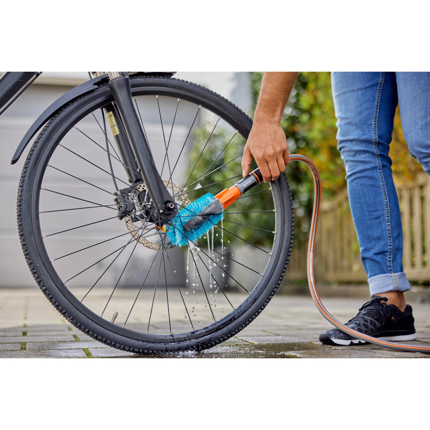 Gardena Cleansystem Fahrradbürste in Aktion: Fahrradreinigung mit Wasseranschluss.