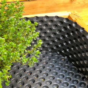 Noor Noppenfolie im Hochbeet, schützt das Holz vor Staunässe und Verrottung.