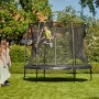 Schwarzes Salta Trampolin Comfort Edition ø 153 cm mit Sicherheitsnetz im Garten, Kind springt.