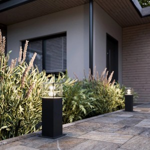 Moderne Lucande Außenleuchte Keke aus schwarzem Aluminium, spritzwassergeschützt, für Garten und Terrasse.