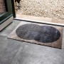 Anthrazitfarbene Schmutzfangmatte Manhattan Semi-Circle (50x70 cm) vor einer Tür.
