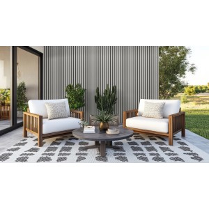 Terrasse mit weißen Equipped WPC Wandpaneelen, Outdoor-Möbeln und Teppich.