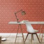 Raum mit roter Rasch Vliestapete Trianon XIII 570540 mit goldenen Ornamenten hinter Schreibtisch.