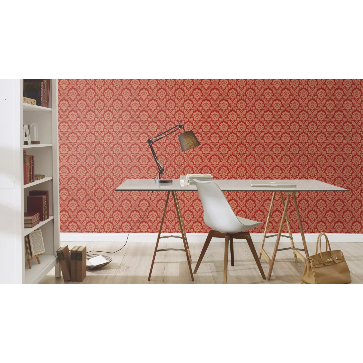 Raum mit roter Rasch Vliestapete Trianon XIII 570540 mit goldenen Ornamenten hinter Schreibtisch.