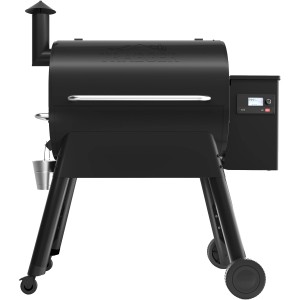 Schwarzer Traeger Pro 780 Holzpelletgrill mit digitalem Display und Rädern.