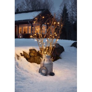 Konstsmide Lichterkette mit 40 bernsteinfarbenen LEDs in Zweigen, in rustikaler Milchkanne im Schnee. Außenbeleuchtung.