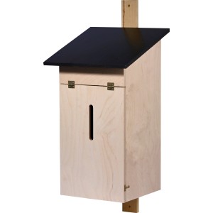 Dobar Hornissenkasten aus Holz mit schwarzem Dach, montiert an einer Holzwand. Nützlingsheim für den Garten.