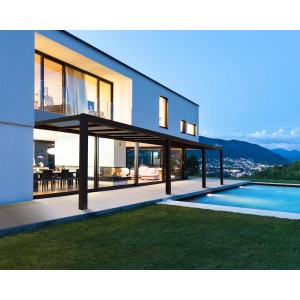 Moderne Palram Canopia Terrassenüberdachung Stockholm am Haus mit Pool und Garten.