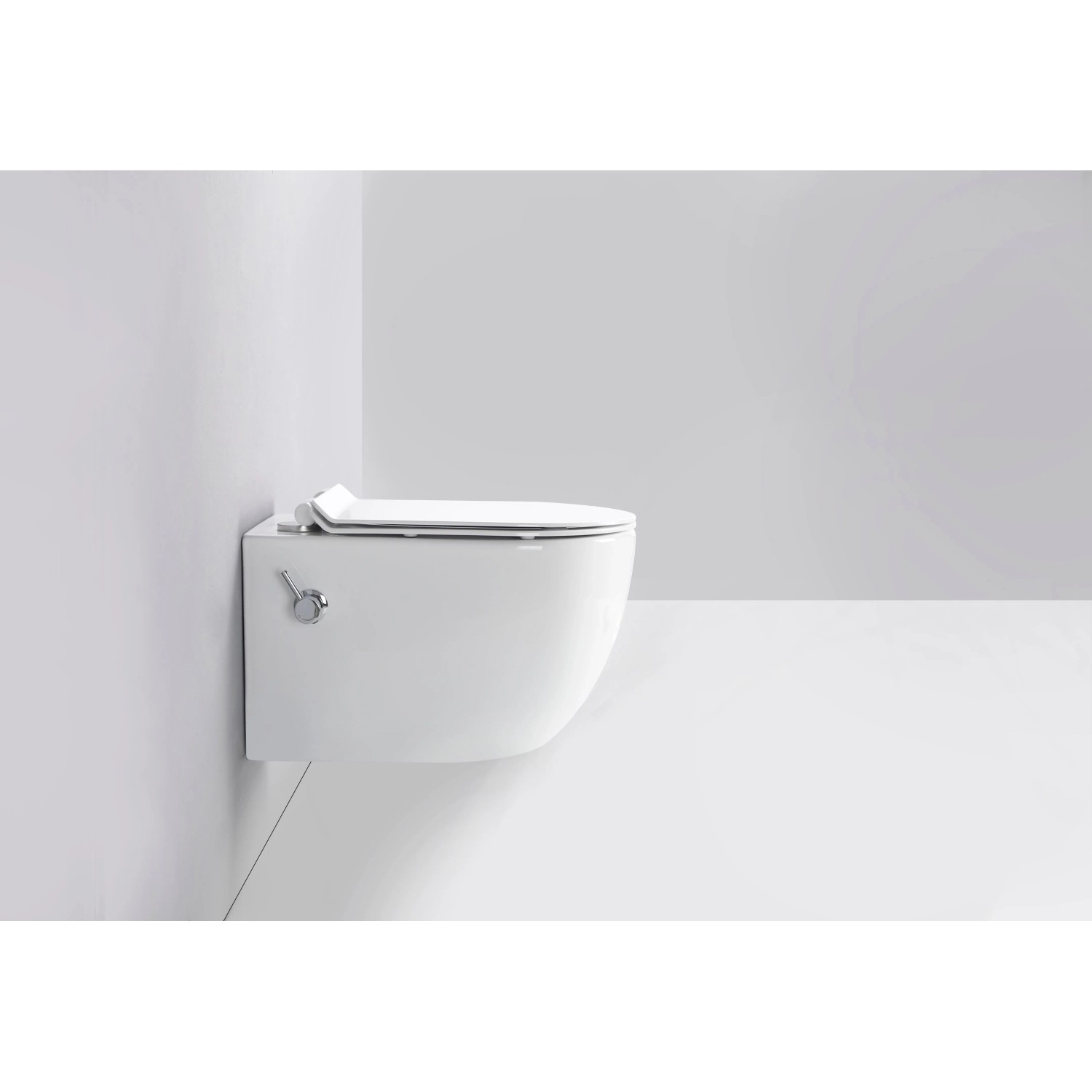 Wandhängendes Dusch-WC Glasdeals mit Taharet Armatur und SoftClose Sitz.
