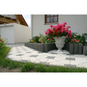 Anthrazitfarbene Diephaus Minipalisade gekehlt als Beeteinfassung in einem Garten.