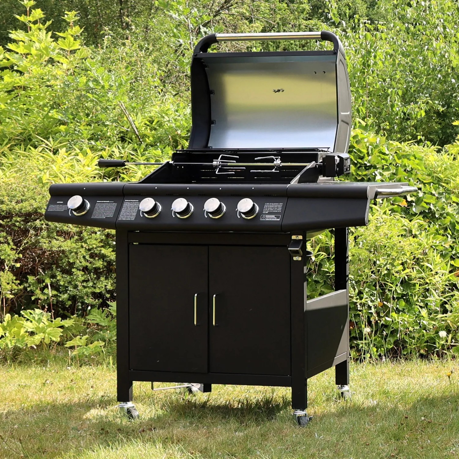 Taino Red Gasgrill mit elektrischem Drehspieß-Set für knusprige Grillergebnisse.