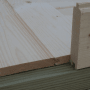Detailaufnahme der Nut- und Federverbindung des Alpholz Gartenhaus Valeria-28 aus naturbelassenem Holz.