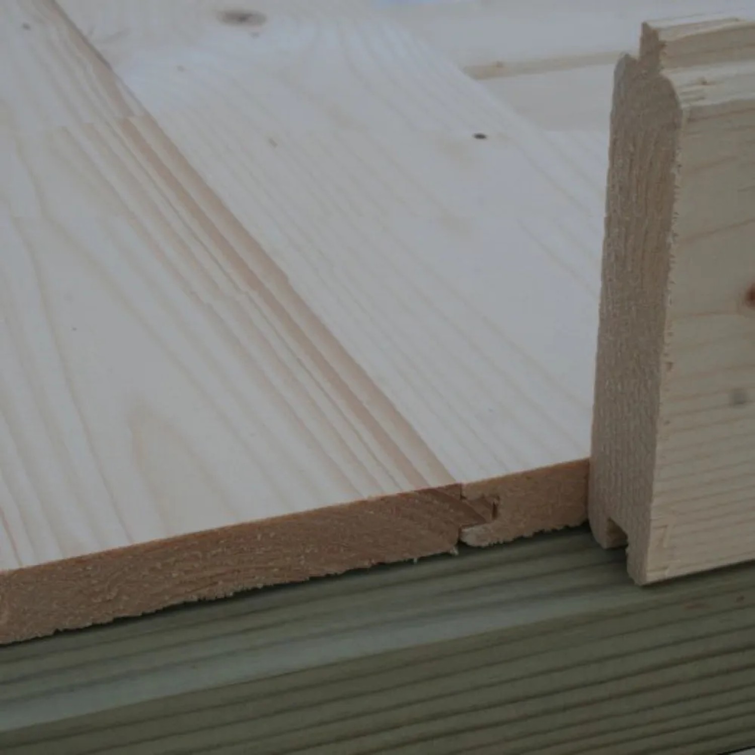 Detailaufnahme der Nut- und Federverbindung des Alpholz Gartenhaus Valeria-28 aus naturbelassenem Holz.