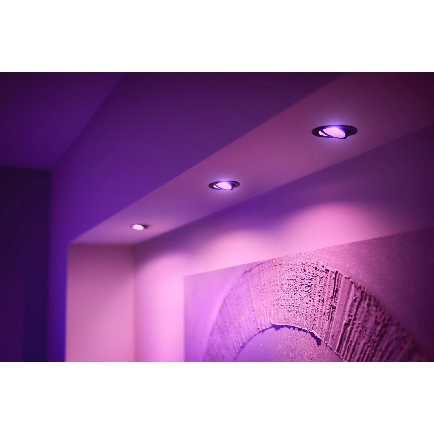 Philips Hue Centura LED-Einbauspots, 3er-Pack, schwarze Rahmen, farbiges Licht im Raum.