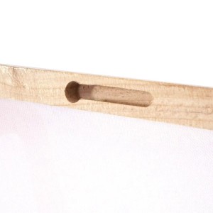 Hölzerne Aufhängevorrichtung eines Leinwandbildes. Detail des Holzrahmens mit Schlüsselloch-Aussparung für Dekoartikel.