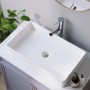 Weißes, rechteckiges Aquabatos Keramik Aufsatzwaschbecken ohne Hahnloch und Überlauf auf einem Waschtisch.